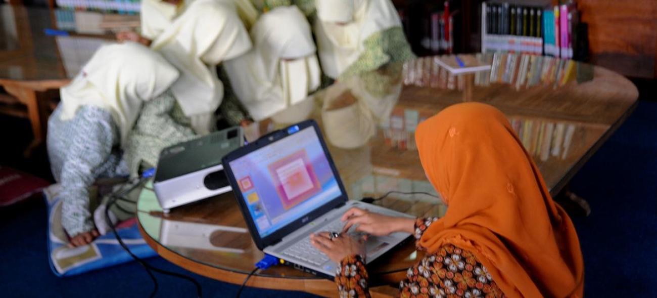 在印度尼西亚的一所学校里，女孩们正在上科学课。