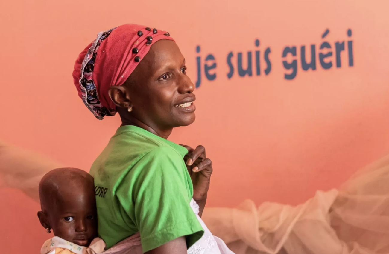 一位女性抱着孩子