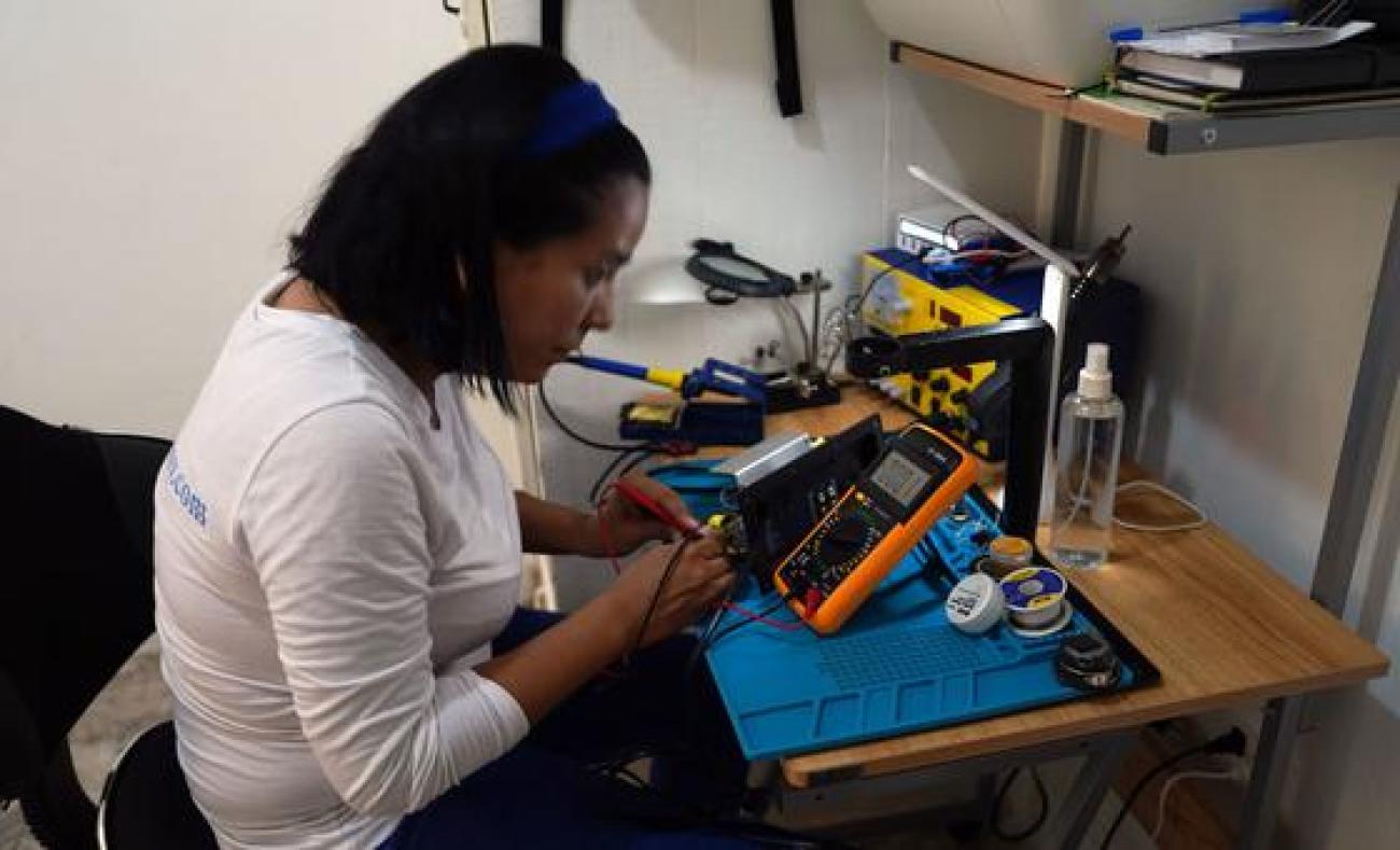 Mercedes, ingeniera informática venezolana, arreglando un aparato eléctrico.