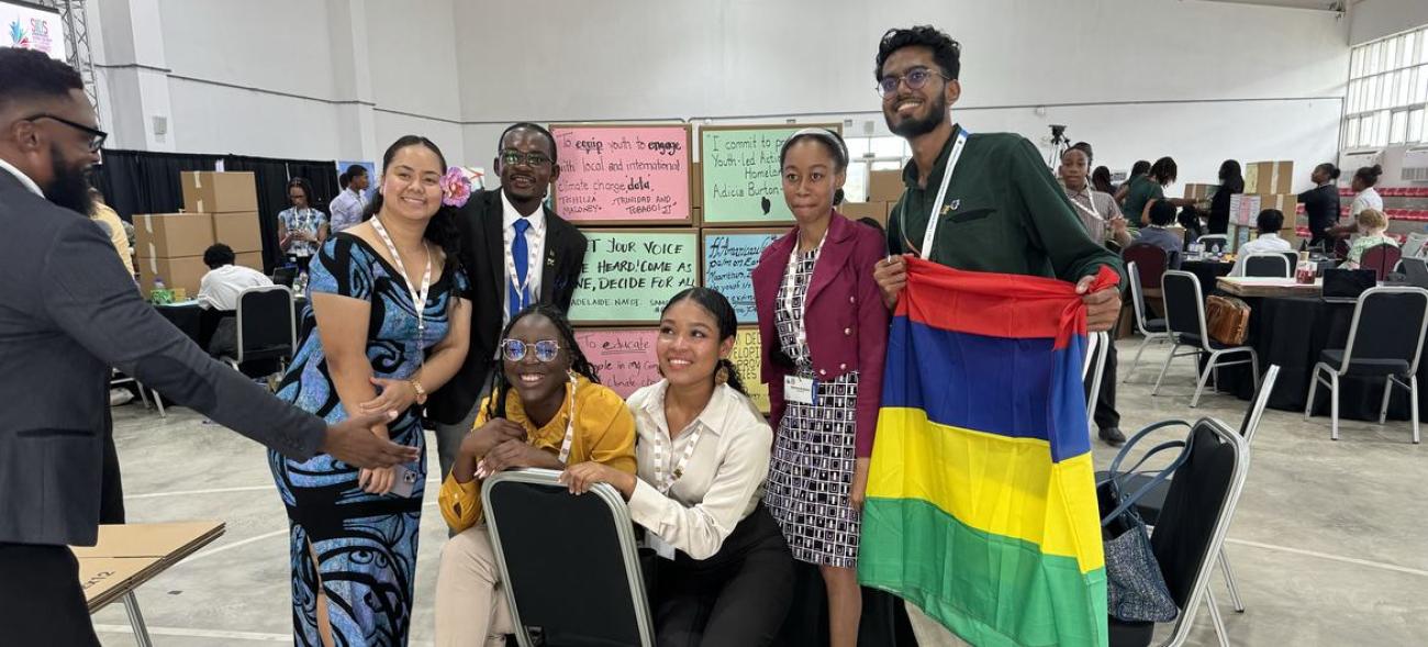 Молодые ребята, представители малых островных государств во время саммита