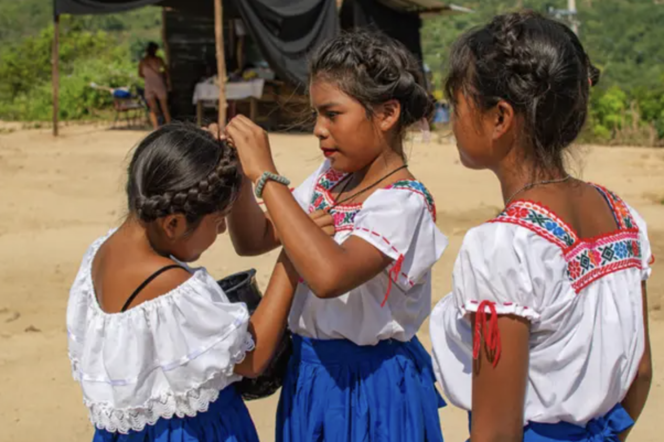 三个女孩在撑伞