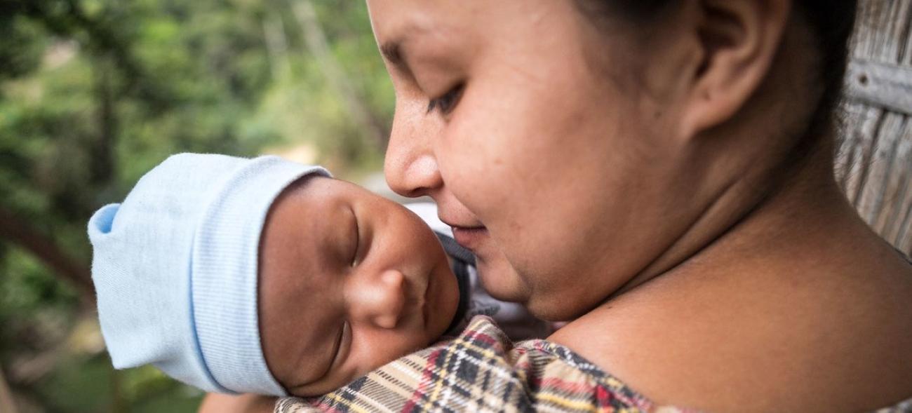 Mujer con bebé en brazos