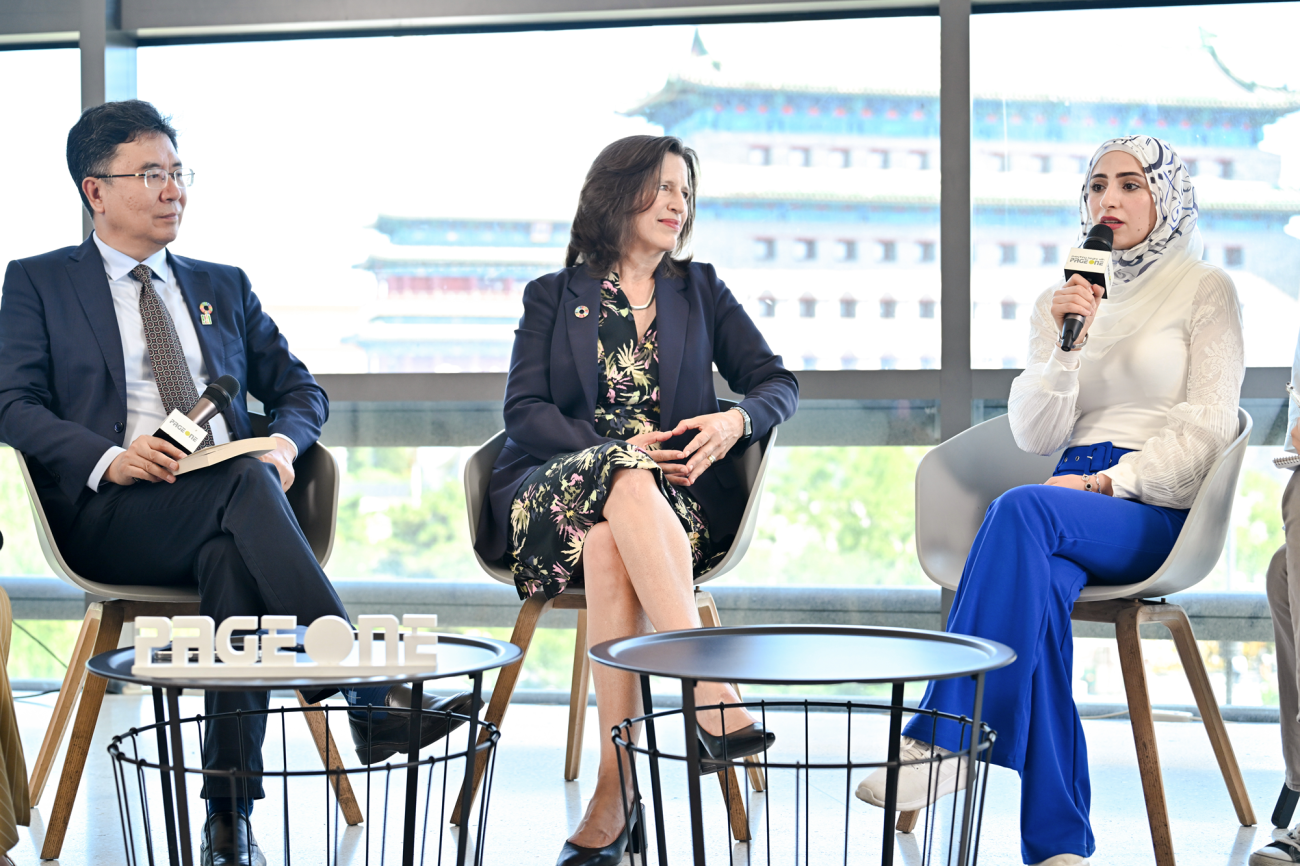 左边一位男士，中间一位女士，右边另外一位包着头巾的女士，坐在一起手持话筒分享新书内容