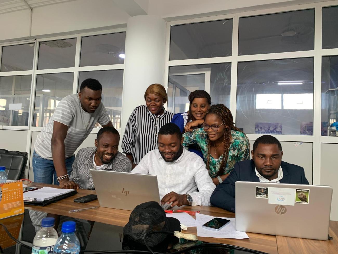 Jóvenes de la ciudad de Bata preparando el plan de acción para el terreno.