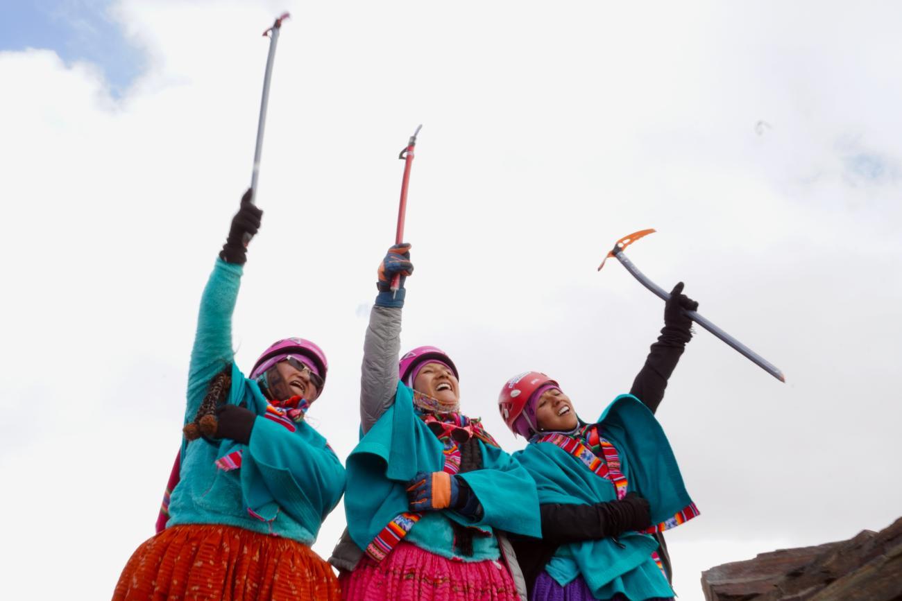 Cholitas escaladoras celebrando