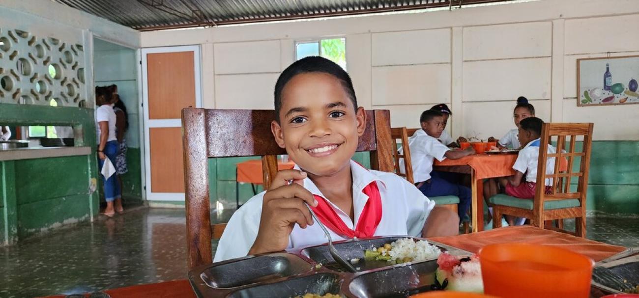 Niño comiendo y sonriendo