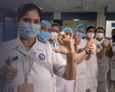 Primer plano de las manos de una mujer que se lava y enjabona.