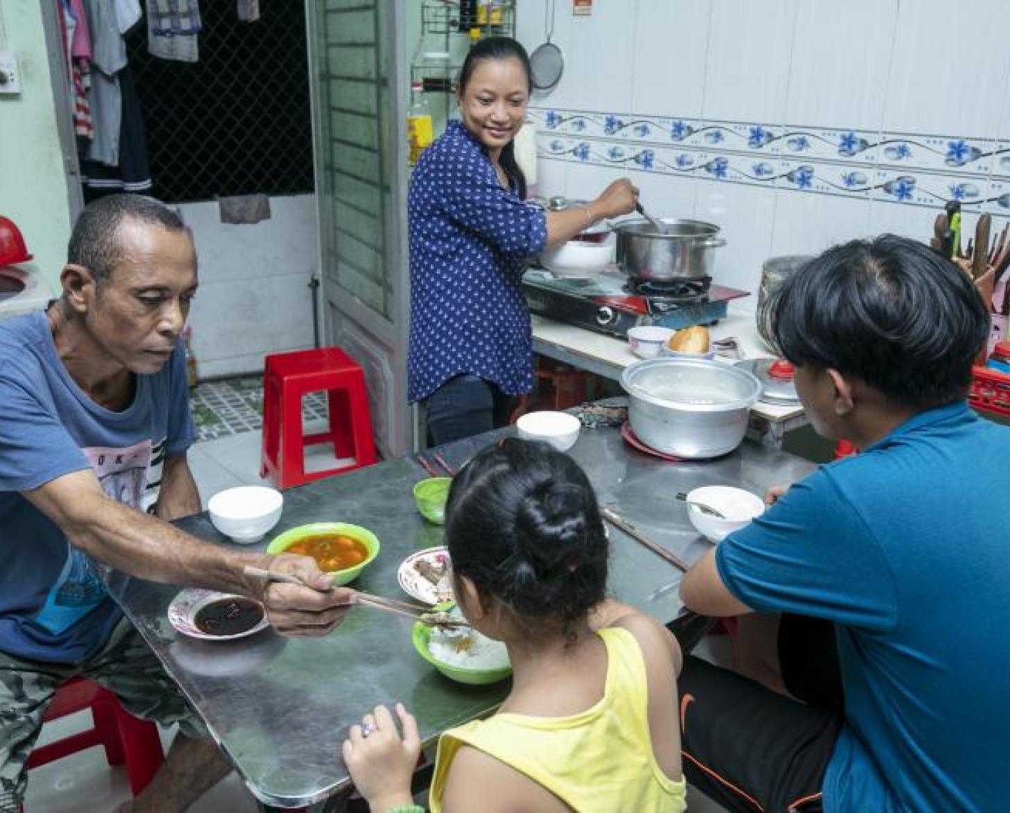 أسرة تشاو باو في المطبخ.