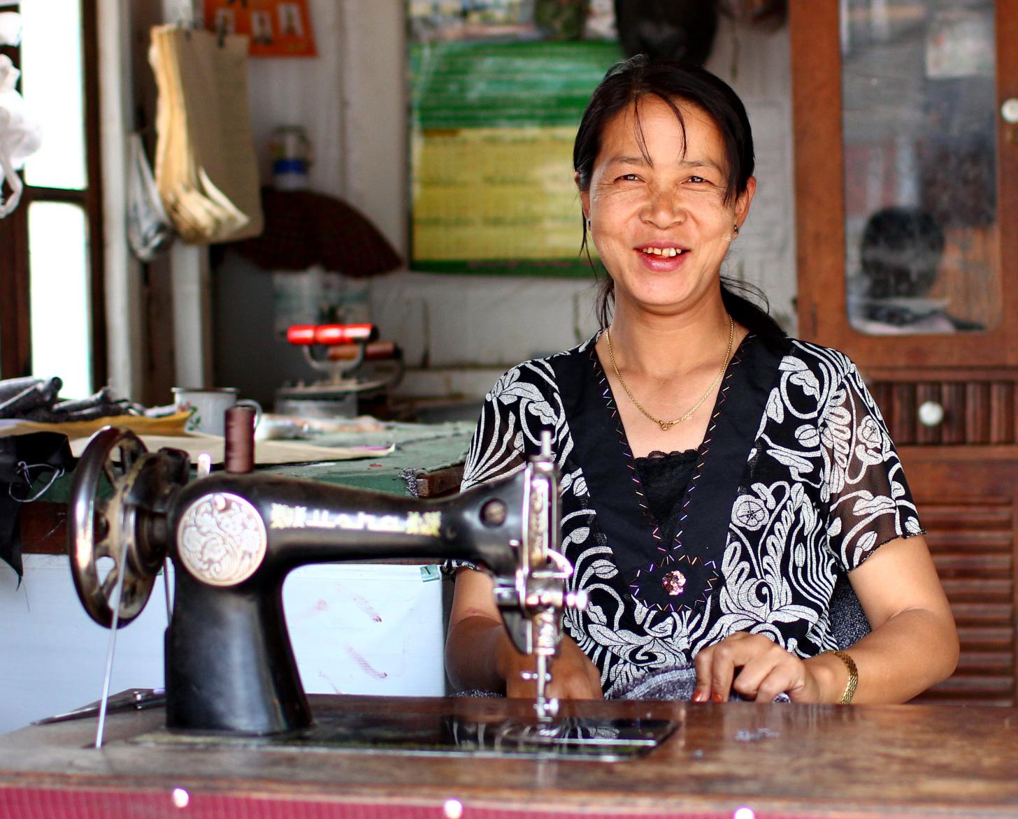 Una costurera de la acera del estado de Chin, en Myanmar, utiliza un pedal para hacer funcionar su máquina de coser.