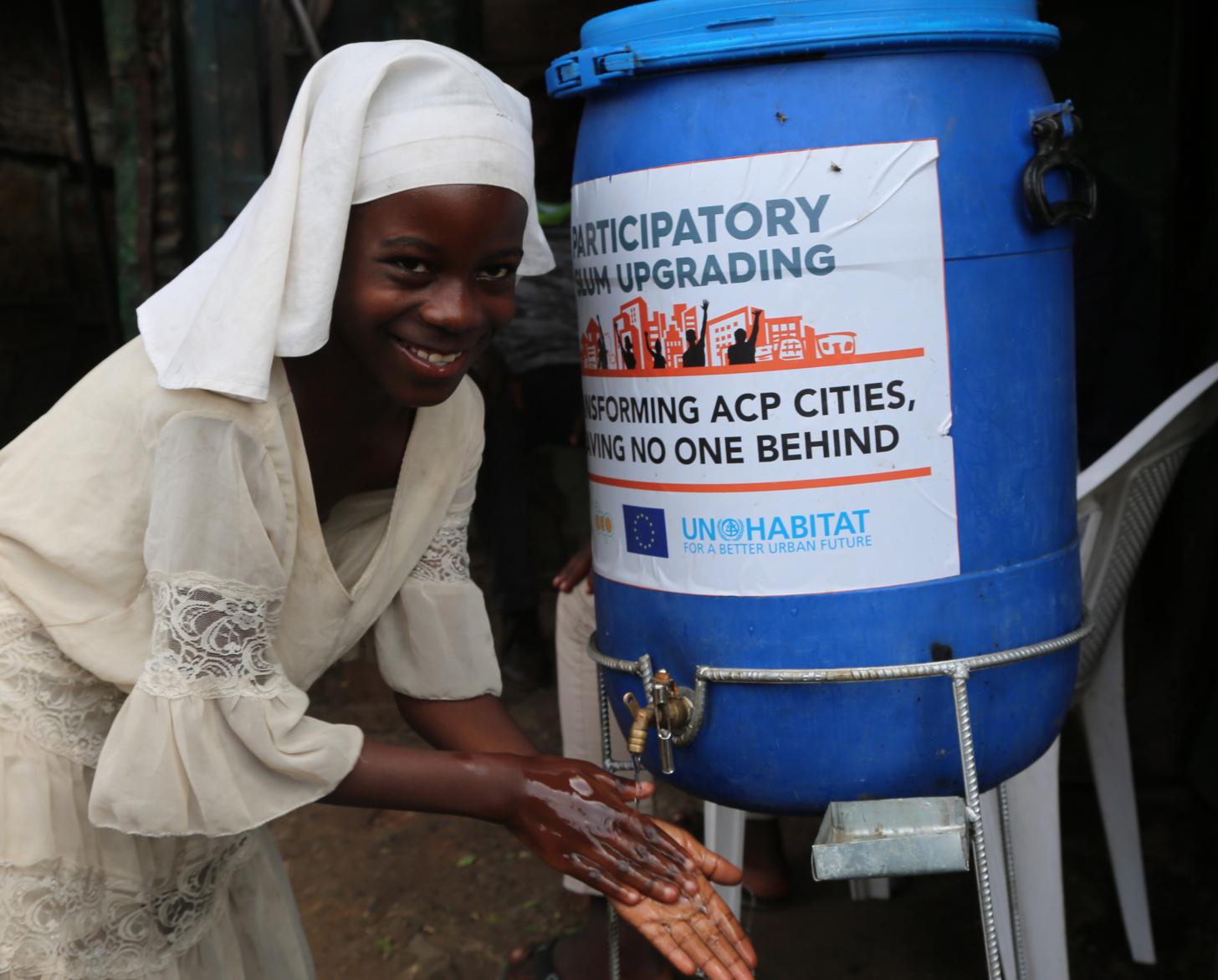 Una mujer en una de las instalaciones de lavado de manos instaladas por ONU-Hábitat en el barrio marginal de Mathare, en Nairobi (Kenya).