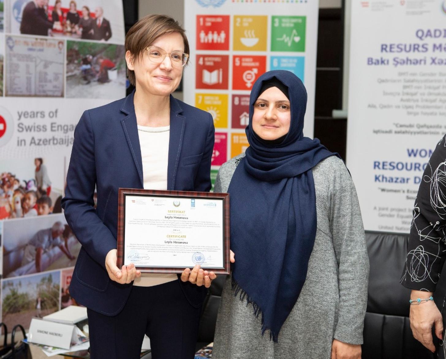 La Directora Regional del PNUD para Eurasia, Mirjana Spoljaric, visita el Centro de Recursos para la Mujer en Khazar.
