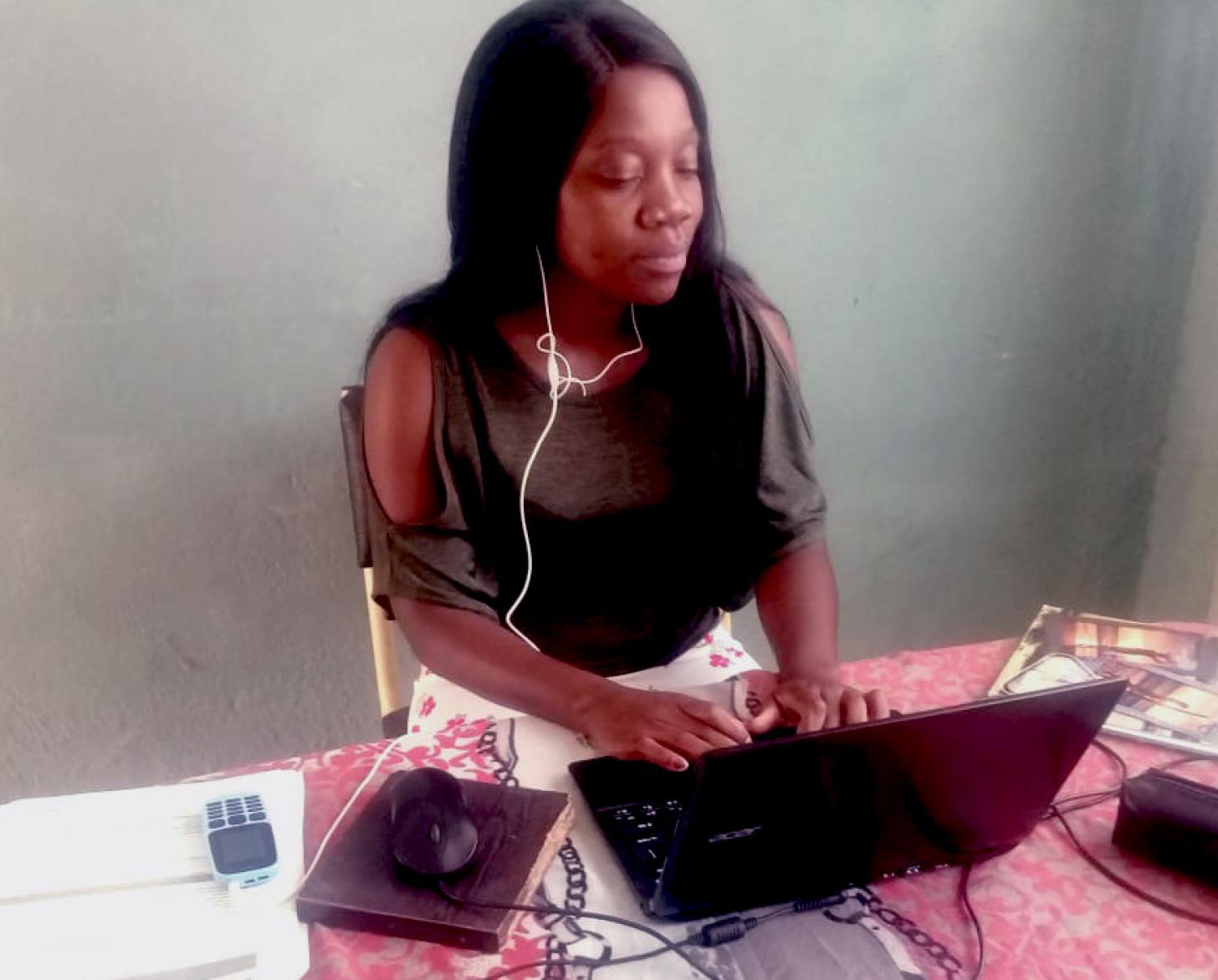 Los asesores de ChildLine trabajan desde casa durante el confinamiento por coronavirus en Sudáfrica.