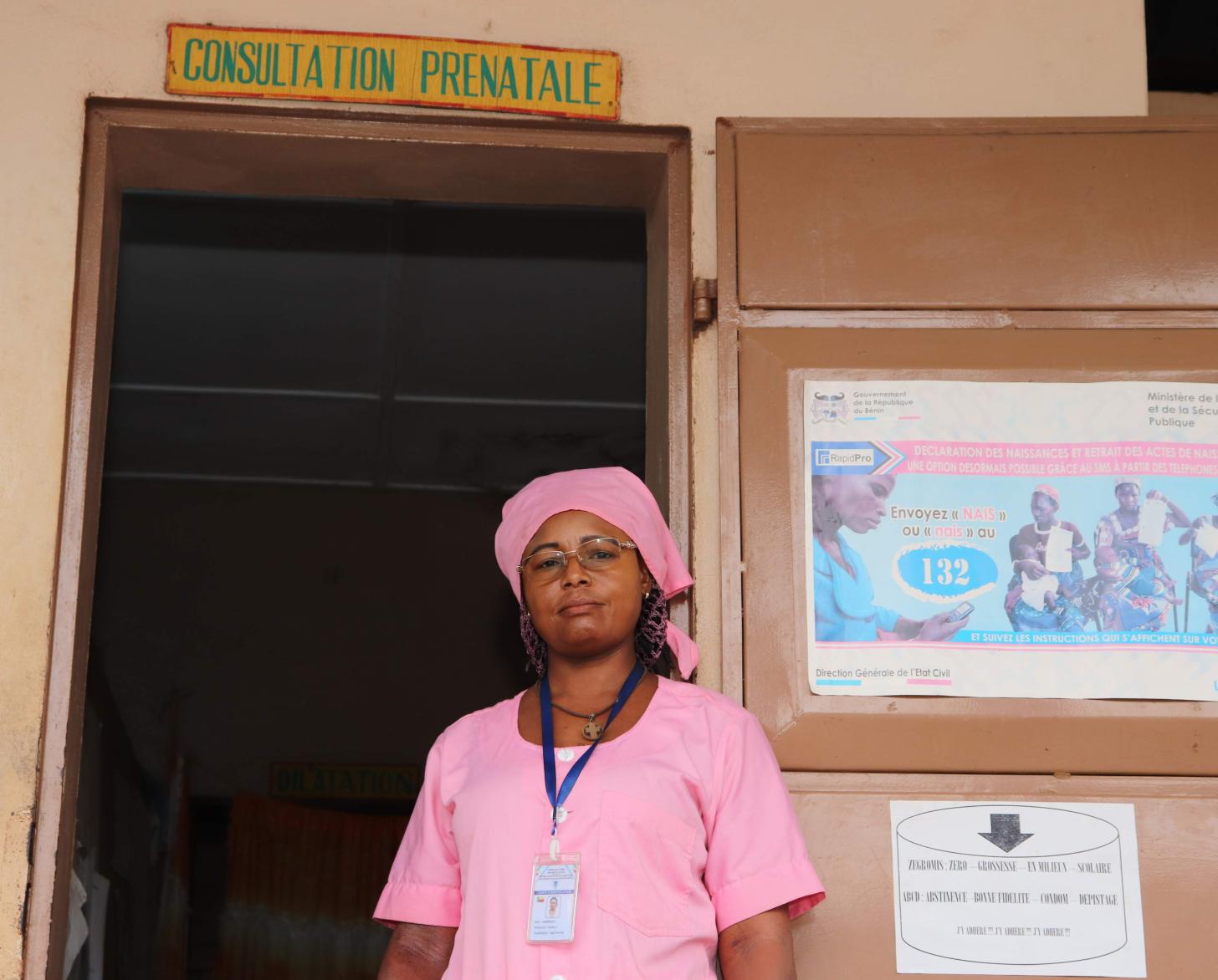 يتم الإعلان عن خط هاتف جديد في المراكز الصحية والمواقع الأخرى بمساعدة اليونيسف ووكالات الأمم المتحدة الأخرى.