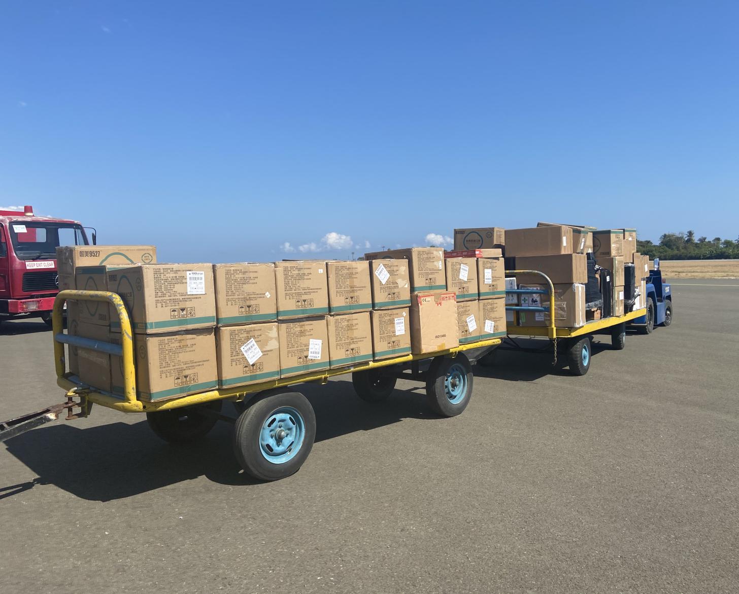 Un carro arrastra dos cargas de cajas con artículos de primera necesidad donados por el PMA.