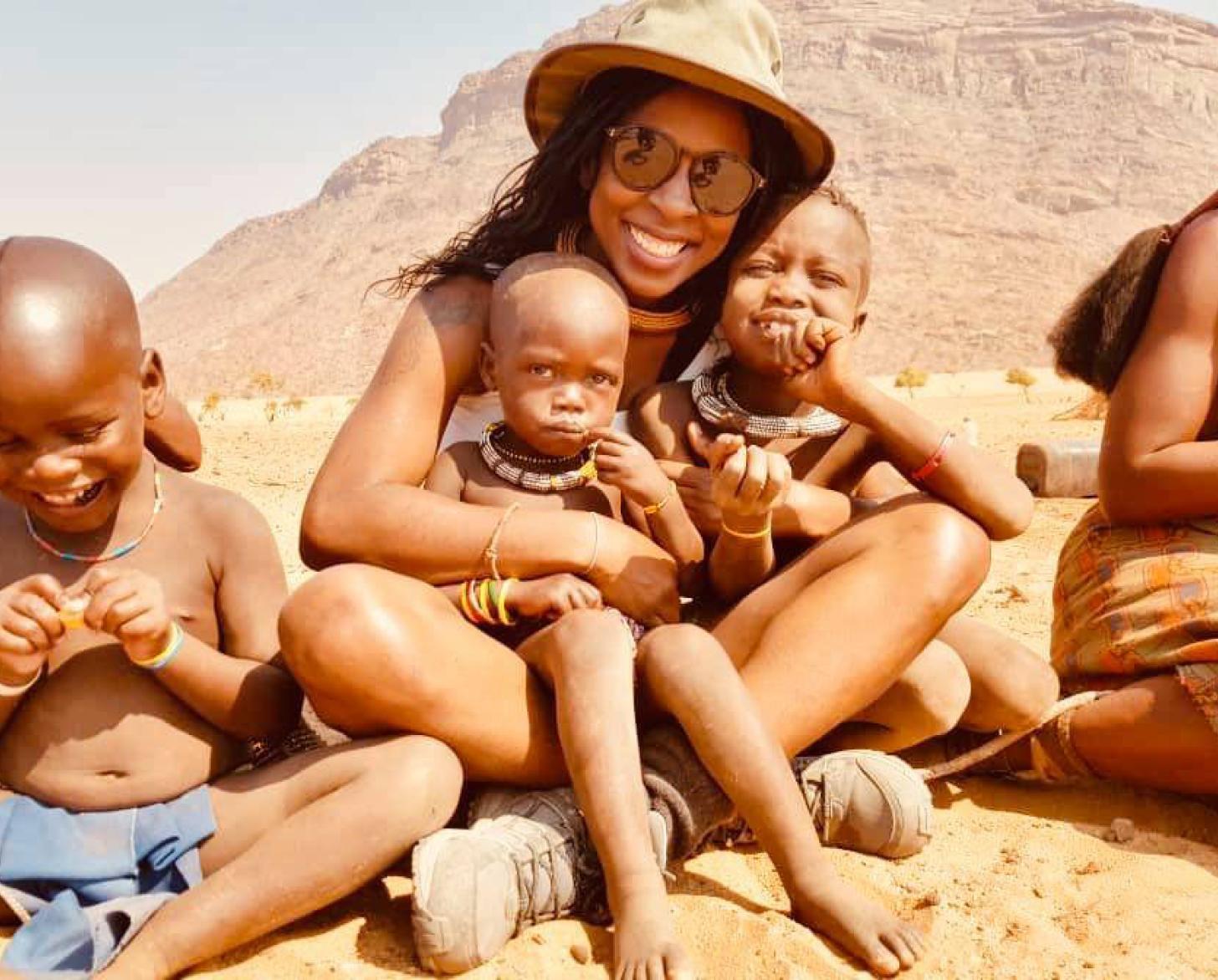 Tashia Kalondo visita un asentamiento de la tribu Himba en una zona de conservación del norte de Namibia.