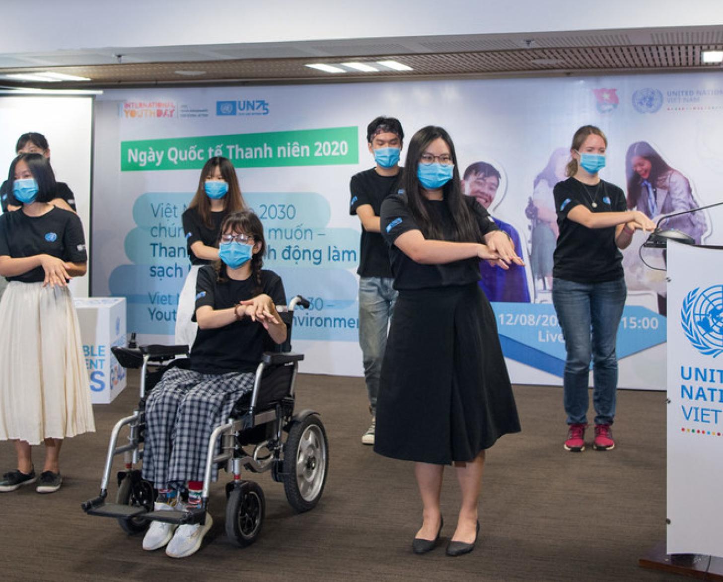 Los jóvenes de Vietnam actúan en los festejos del Día Internacional de la Juventud 2020.