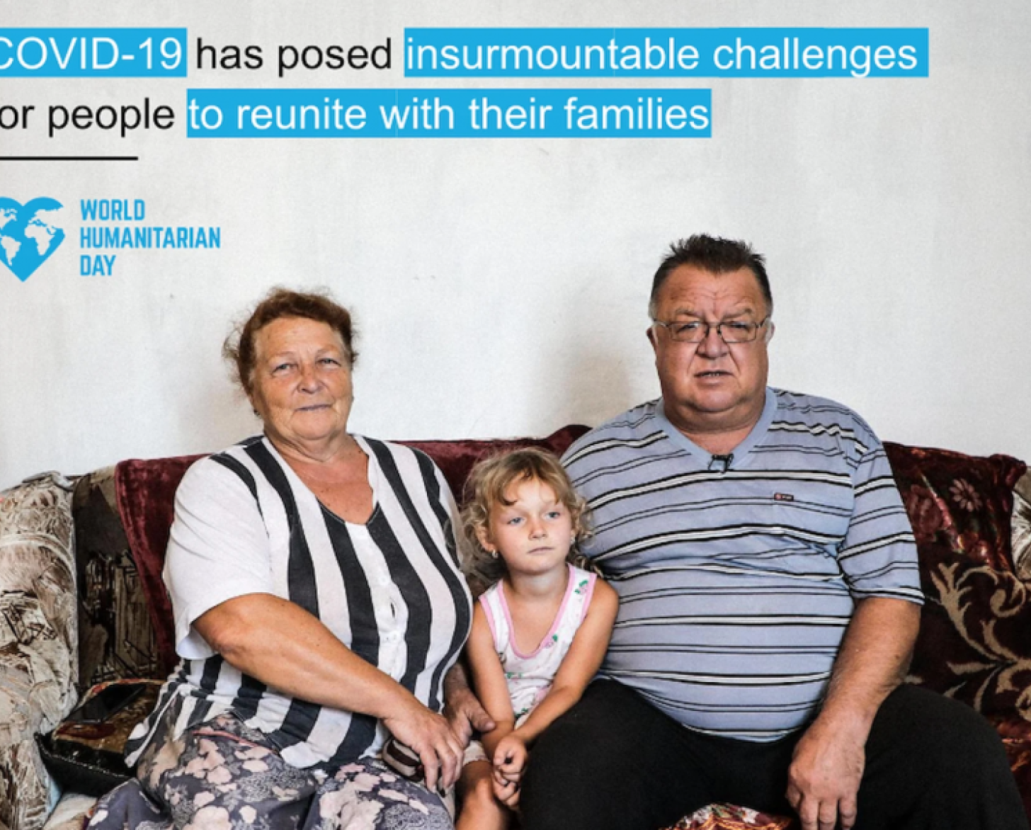 Una familia ucraniana posa para la cámara en su sofá. Sobre la imagen hay un dato que destaca que la COVID-19 ha supuesto retos insuperables para las personas y las familias.