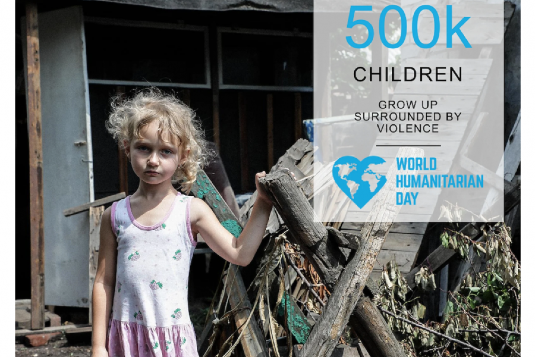 Una niña con expresión seria se encuentra en la puerta de una casa. Un dato a la derecha dice que 500 mil niños y niñas crecen rodeados de violencia.