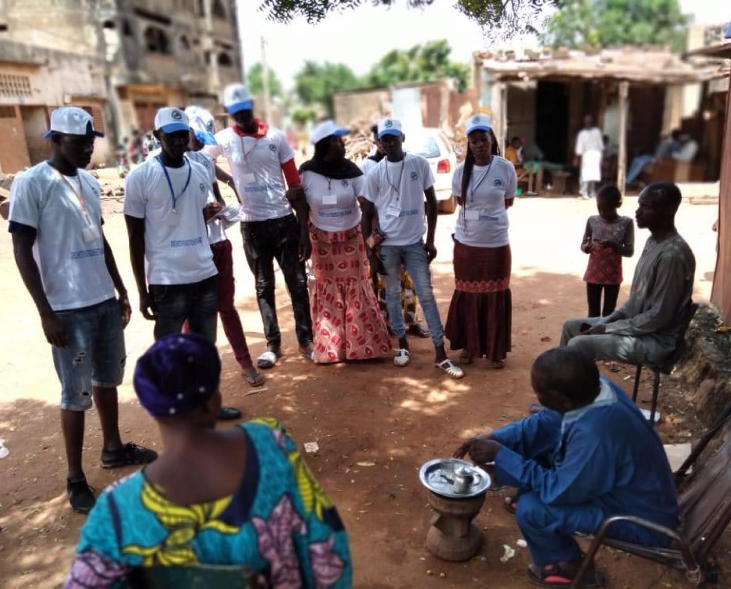 Un grupo que representa a la ONU se reúne con las comunidades locales en Malí.