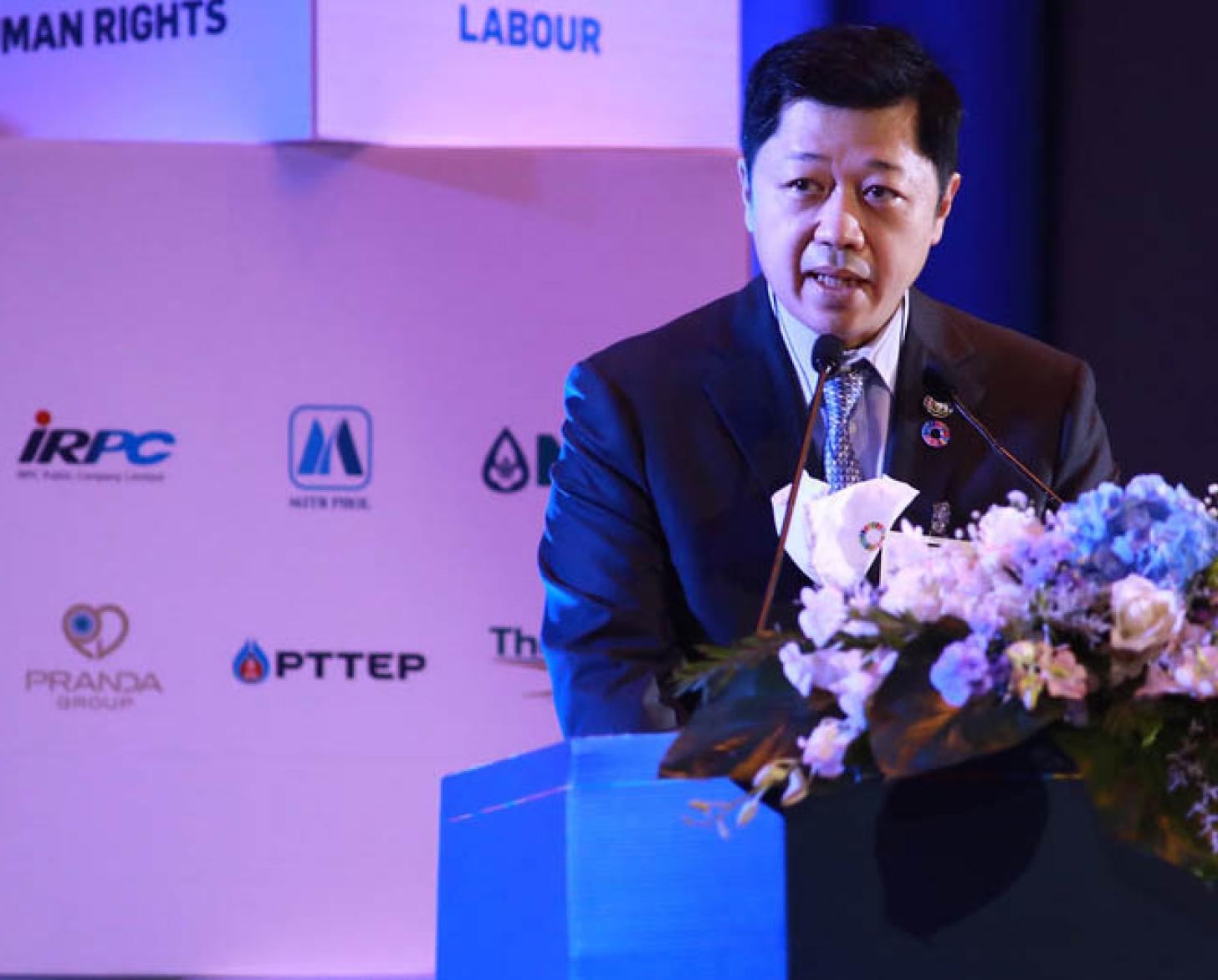 Le président du réseau du Pacte mondial des Nations Unies en Thaïlande, Suphachai Chearavanont, s’exprime au micro lors d’une réunion organisée par le réseau du Pacte mondial en Thaïlande, en août 2020.