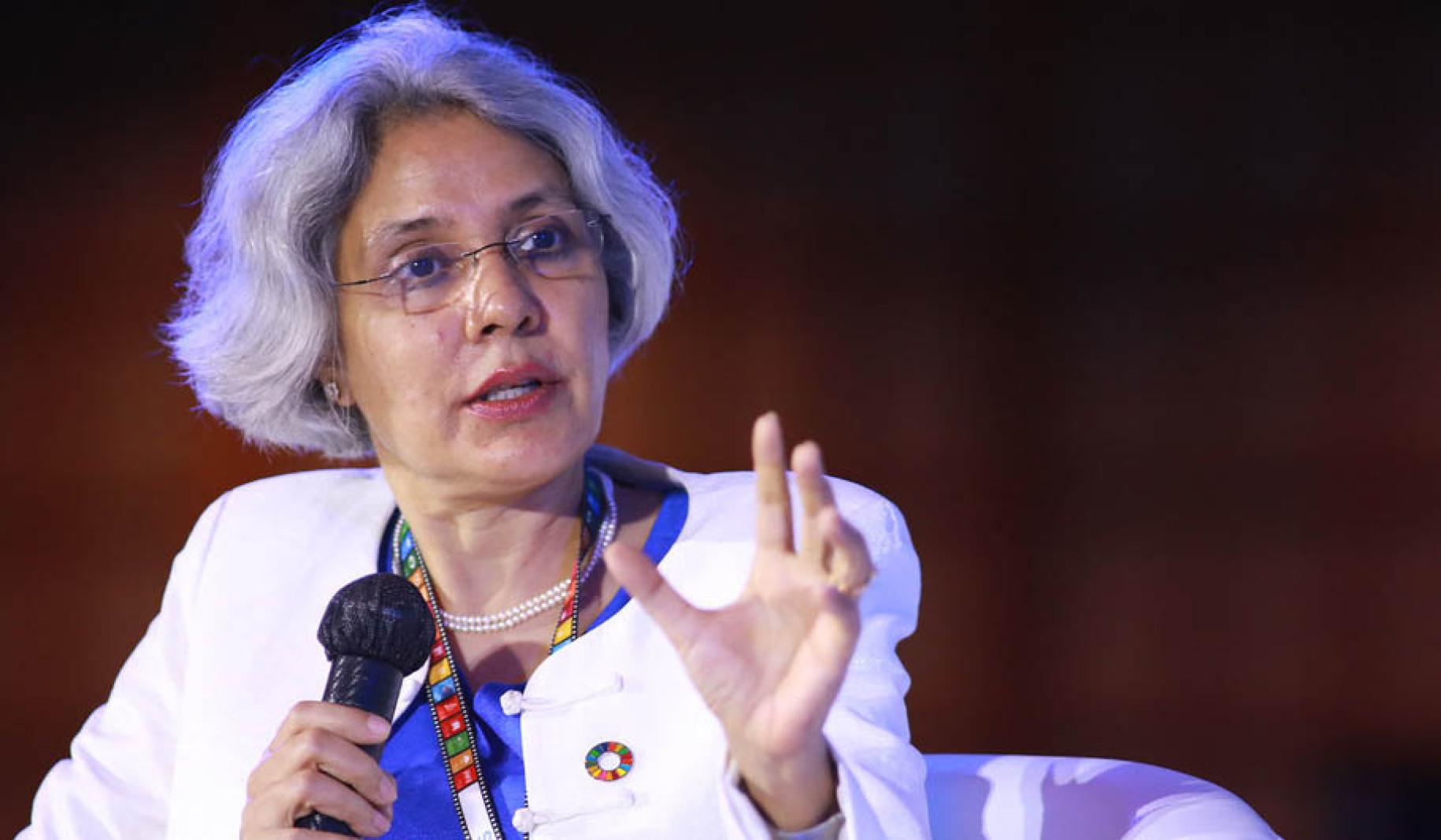 Gita Sabharwal, Coordonnatrice résidente des Nations Unies en Thaïlande, parle au micro lors d’une réunion organisée par le réseau du Pacte mondial en Thaïlande, en août 2020.