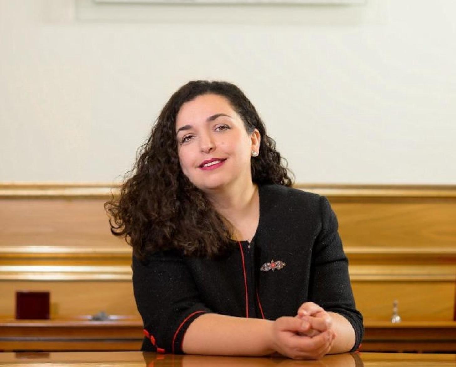 Su Excelencia Vjosa Osmani es doctora en Ciencias Jurídicas, ex profesora y madre de dos niñas.