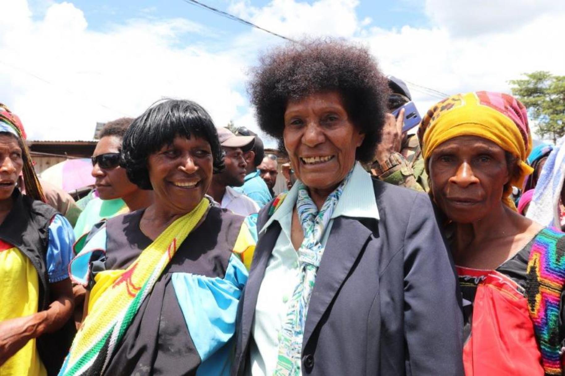 Janet y miembros del Consejo Provincial de Hela se unen a la delegación de la ONU en su visita al mercado de Tari tras la apertura de la oficina provincial de la ONU en Hela.