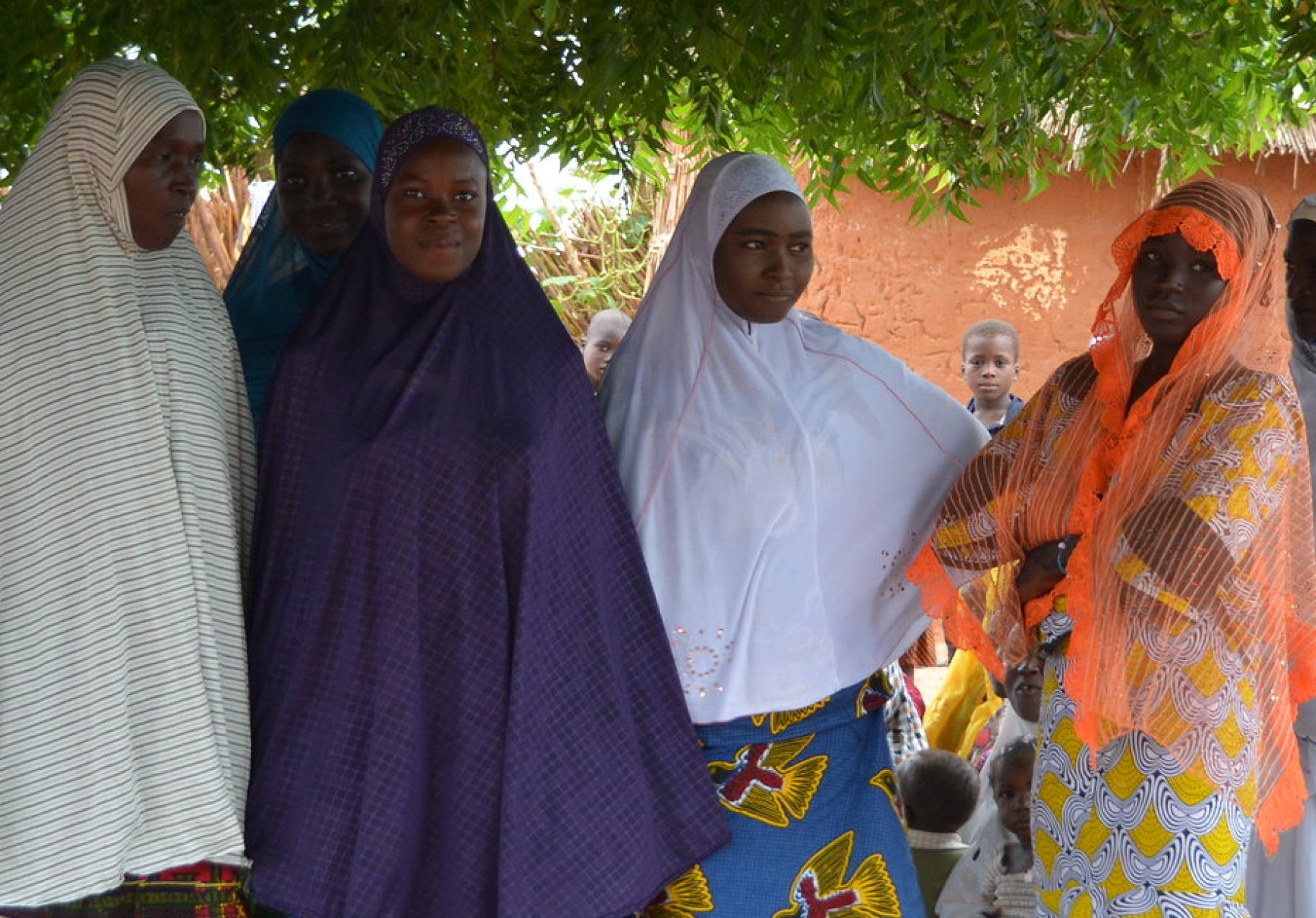 Las mujeres del Club Dimitra permanecen juntas mientras posan para la cámara.