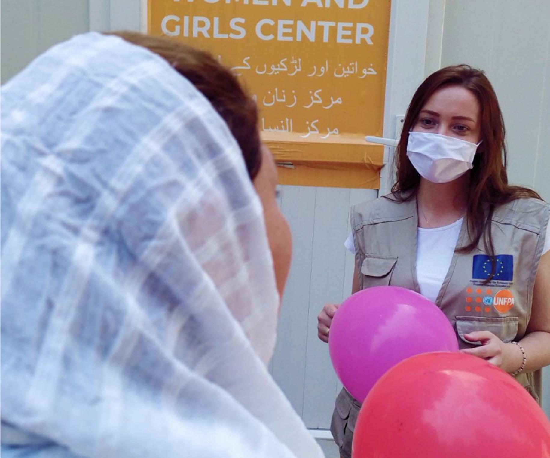 Saria habla con una clienta de un centro para mujeres y niñas.