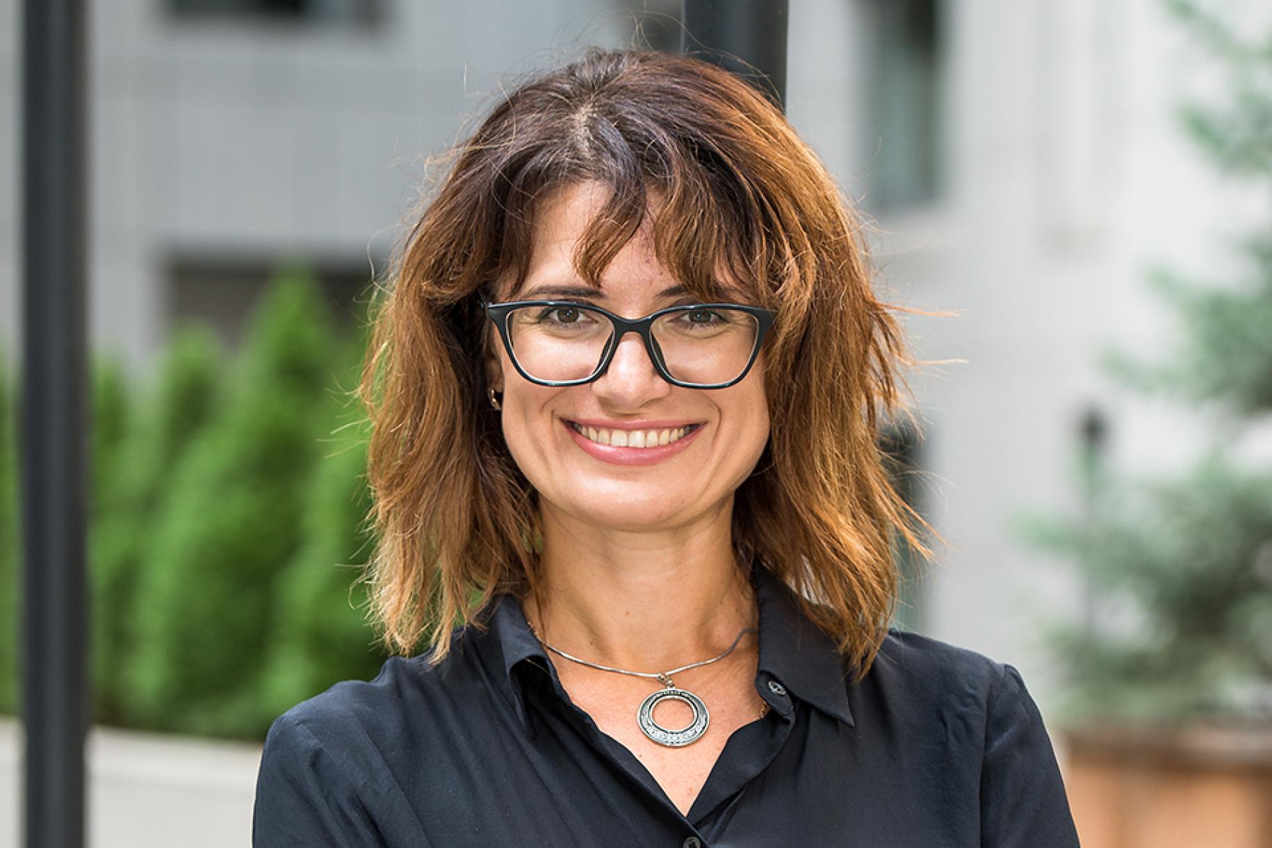 Maryna Saprykina sonríe ampliamente a la cámara.