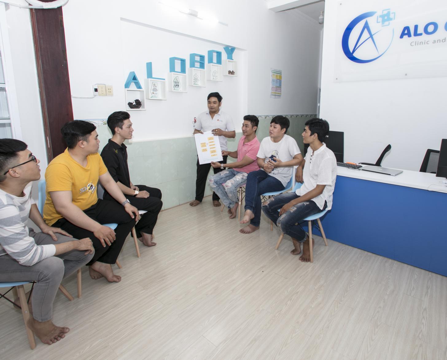 Thuan y su grupo de autoayuda juntos dentro de Alo Care.