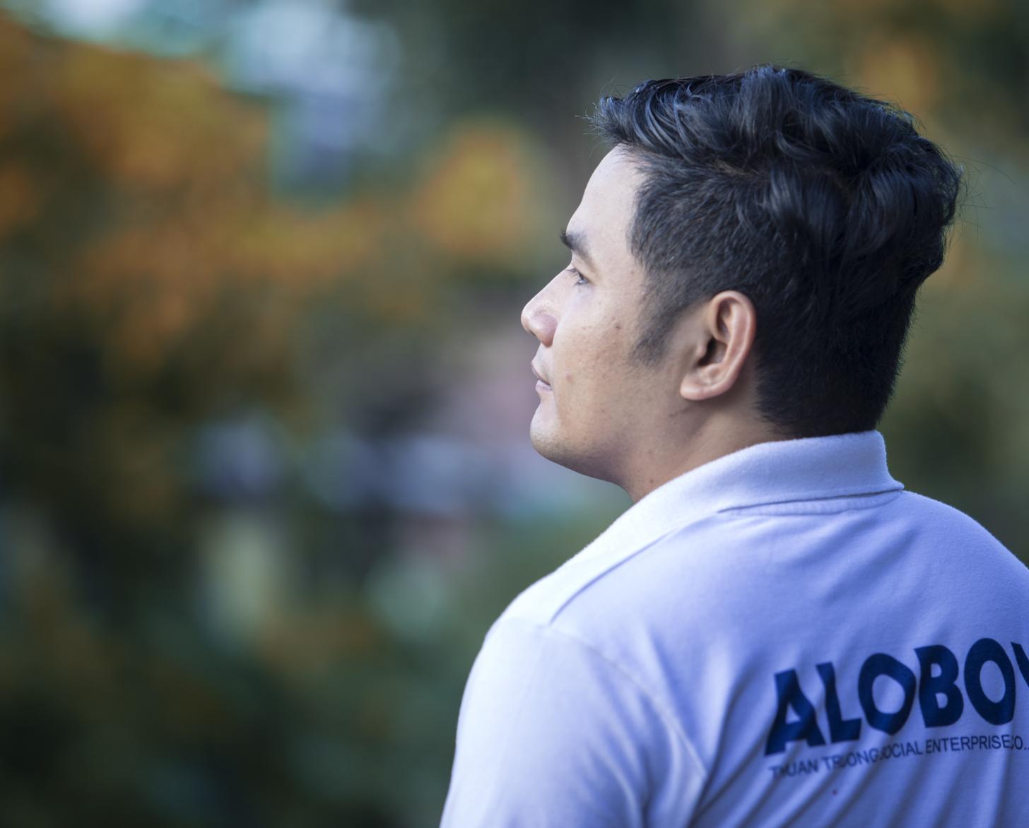 Foto del costado izquierdo de Minh Thuan, director de la empresa social Thuan Truong, director y coordinador de la clínica AloCare.