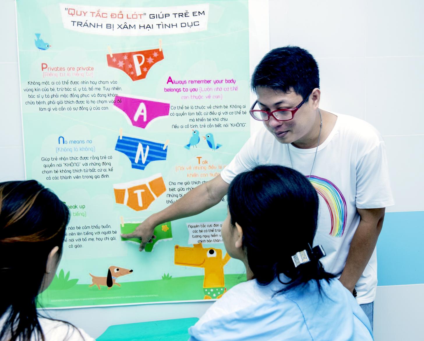 El Dr. Thu enseña a dos niñas la importancia del consentimiento y la prevención de los abusos sexuales.