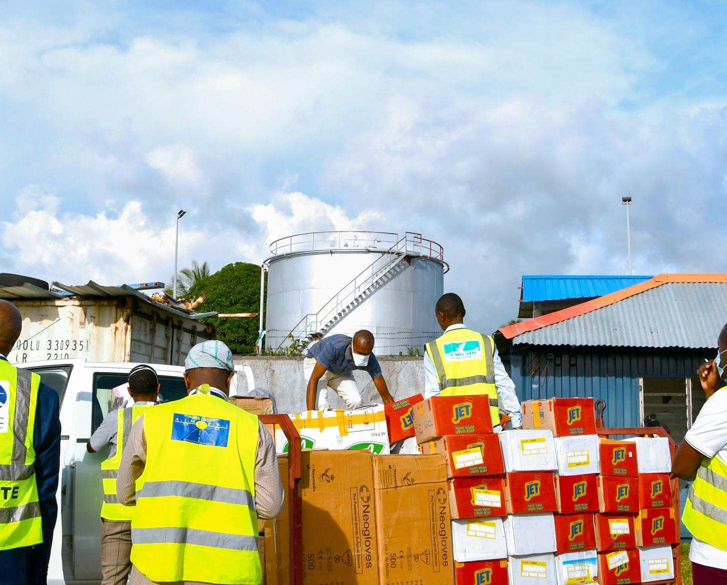 يتلقى موظفو الحكومة المحلية صناديق تم التبرع بها تحتوي على معدات الوقاية الشخصية.