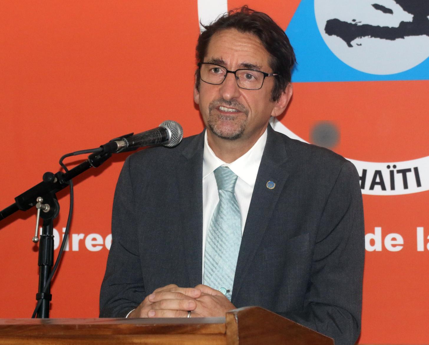 El Coordinador Residente/Coordinador de Asuntos Humanitarios, Bruno Lemarquis, se dirige a los periodistas en una conferencia de prensa para el lanzamiento del llamamiento para Haití.