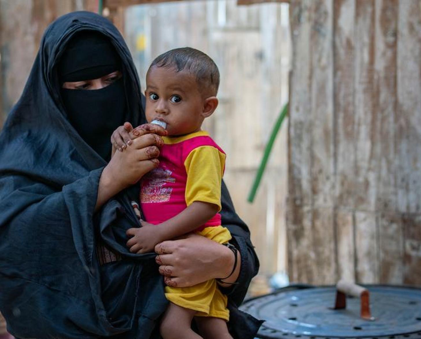 Un bebé come alimentos complementarios en un punto de distribución del Programa Mundial de Alimentos en Mokha, Yemen.