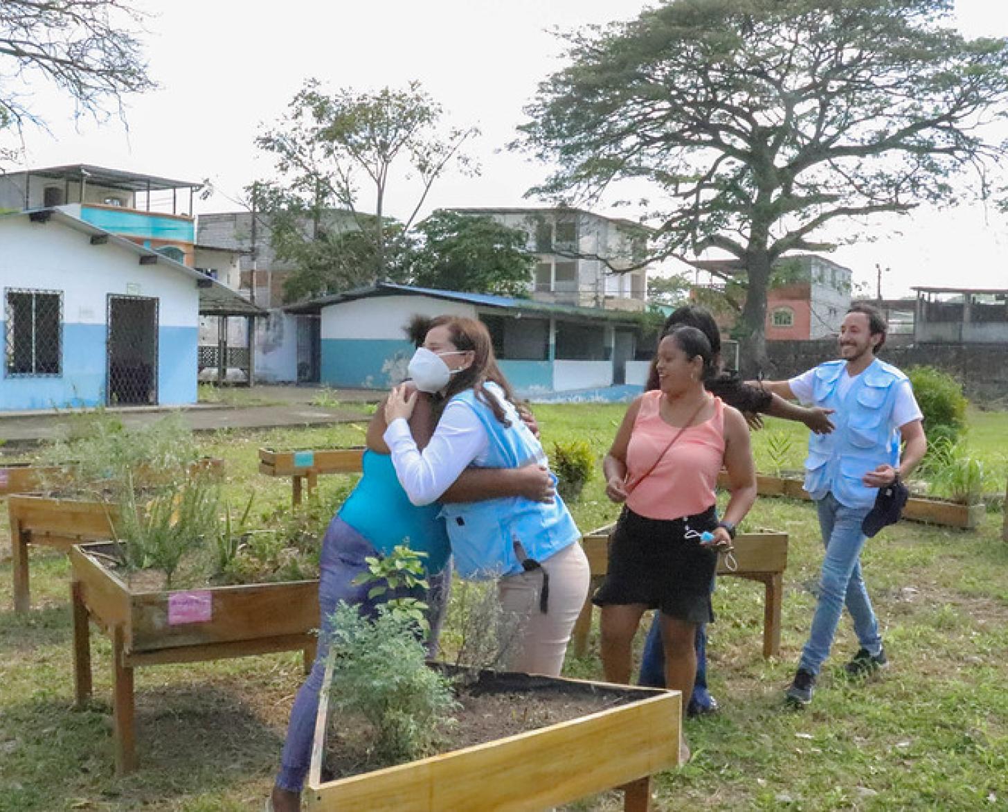 La Coordonnatrice résidente de l’ONU en Équateur, Lena Savelli, et ses collègues passent un moment avec les femmes qui gèrent le jardin communautaire de l'Unité pédagogique Walter Quiñonez, en Équateur. 