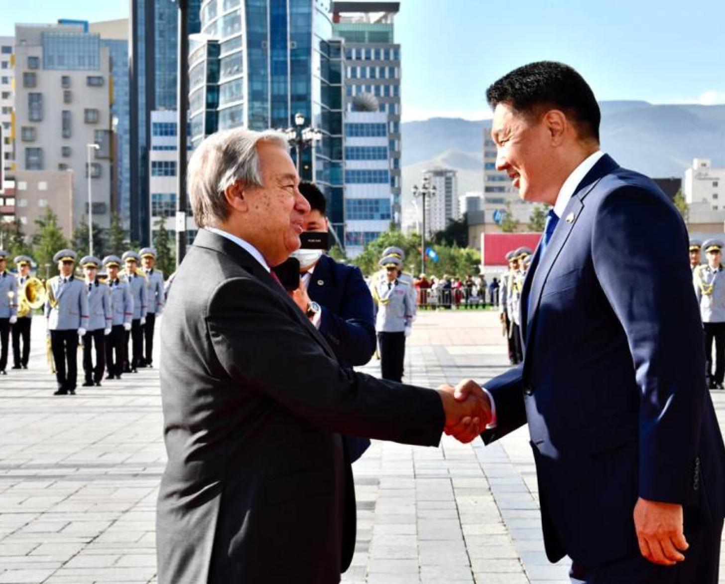 يصافح الأمين العام للأمم المتحدة أنطونيو غوتيريش رئيس منغوليا خوريلسوخ أوخنا في ميدان سوخباتار، أولان باتار، منغوليا.
