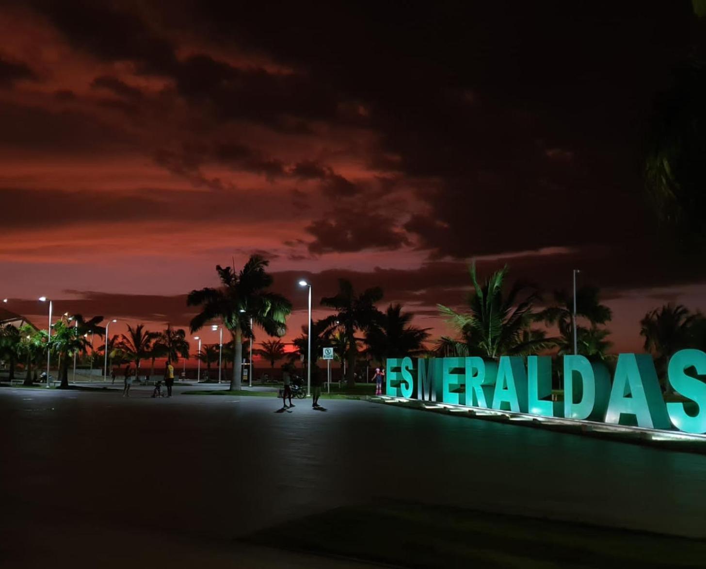 Vue de la jetée de Las Palmas, à Esmeraldas, en Équateur, de nuit.