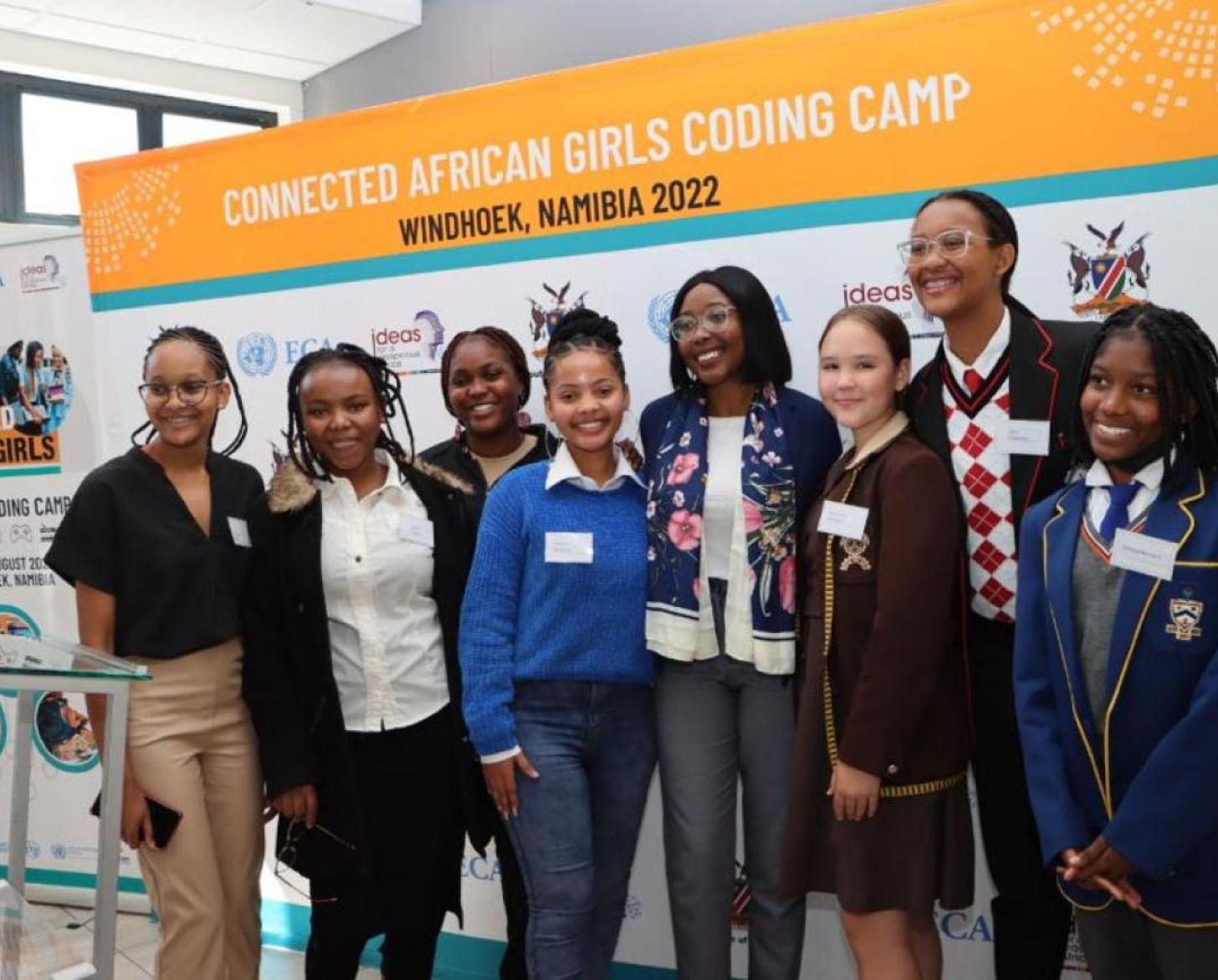 تلتقط نائبة وزير الاتصالات وتكنولوجيا المعلومات إيما ثيوفيلوس الصور مع عدد من المشاركين في معسكر الترميز.