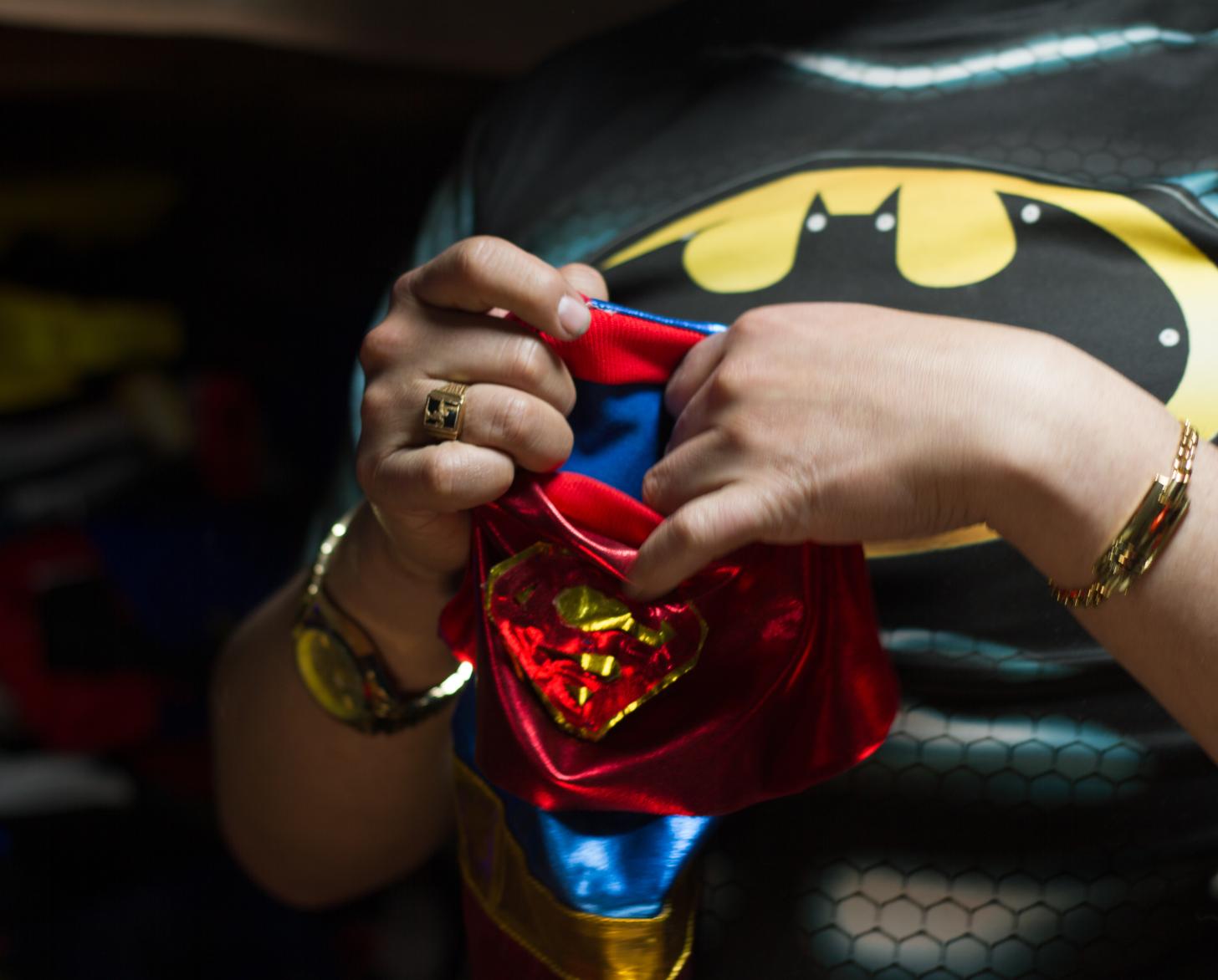 يجهز خورخي فيلارويل ملابسه وزي مساعده الصغير.