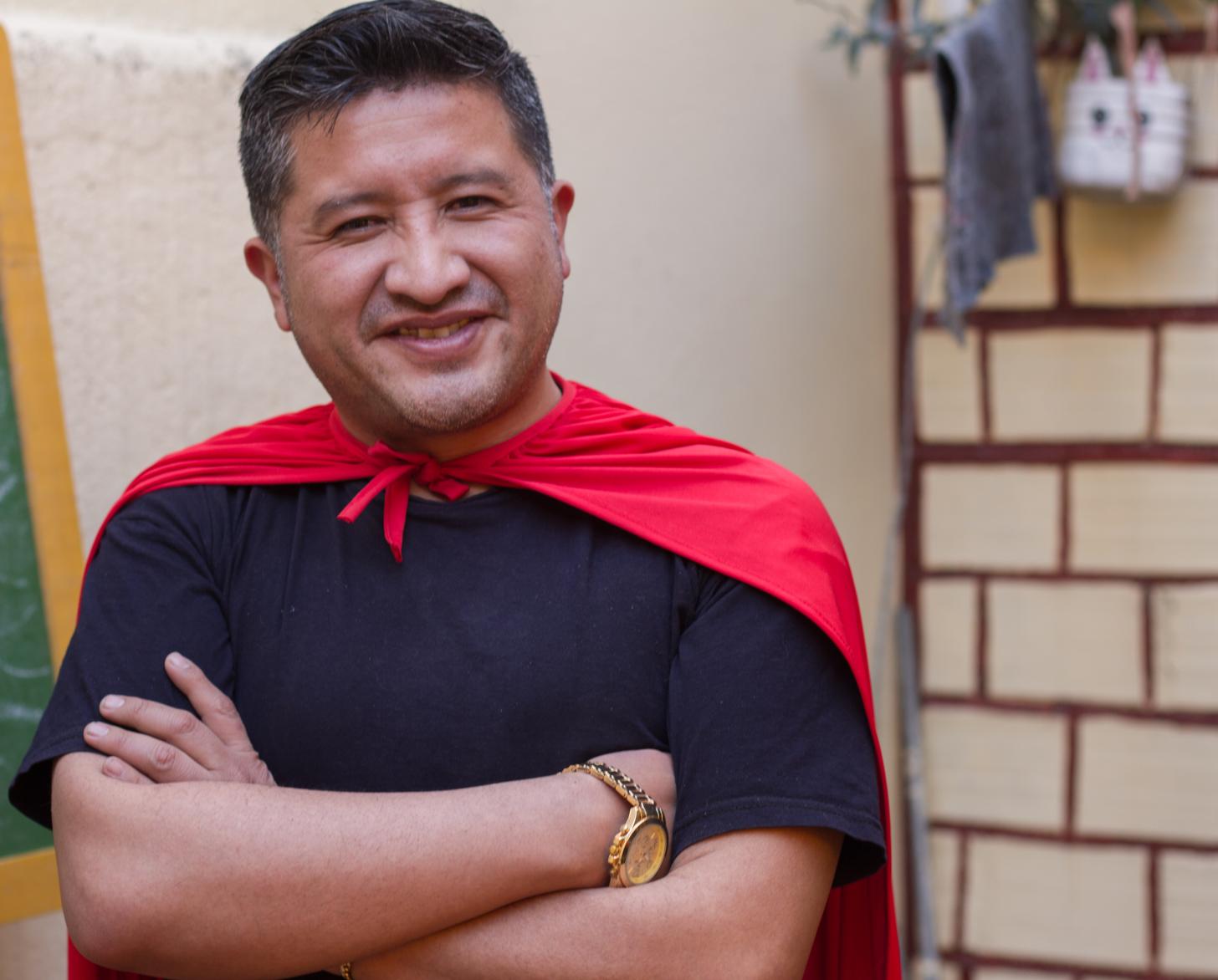 يرتدي خورخي فيلارويل أحد أزياء الأبطال الخارقين.