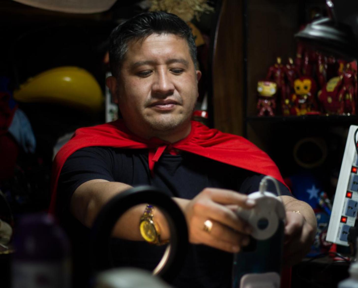 يضبط "المعلم الخارق" الجهاز الذي يسمح له بالاتصال بالصوت والفيديو مع طلابه.