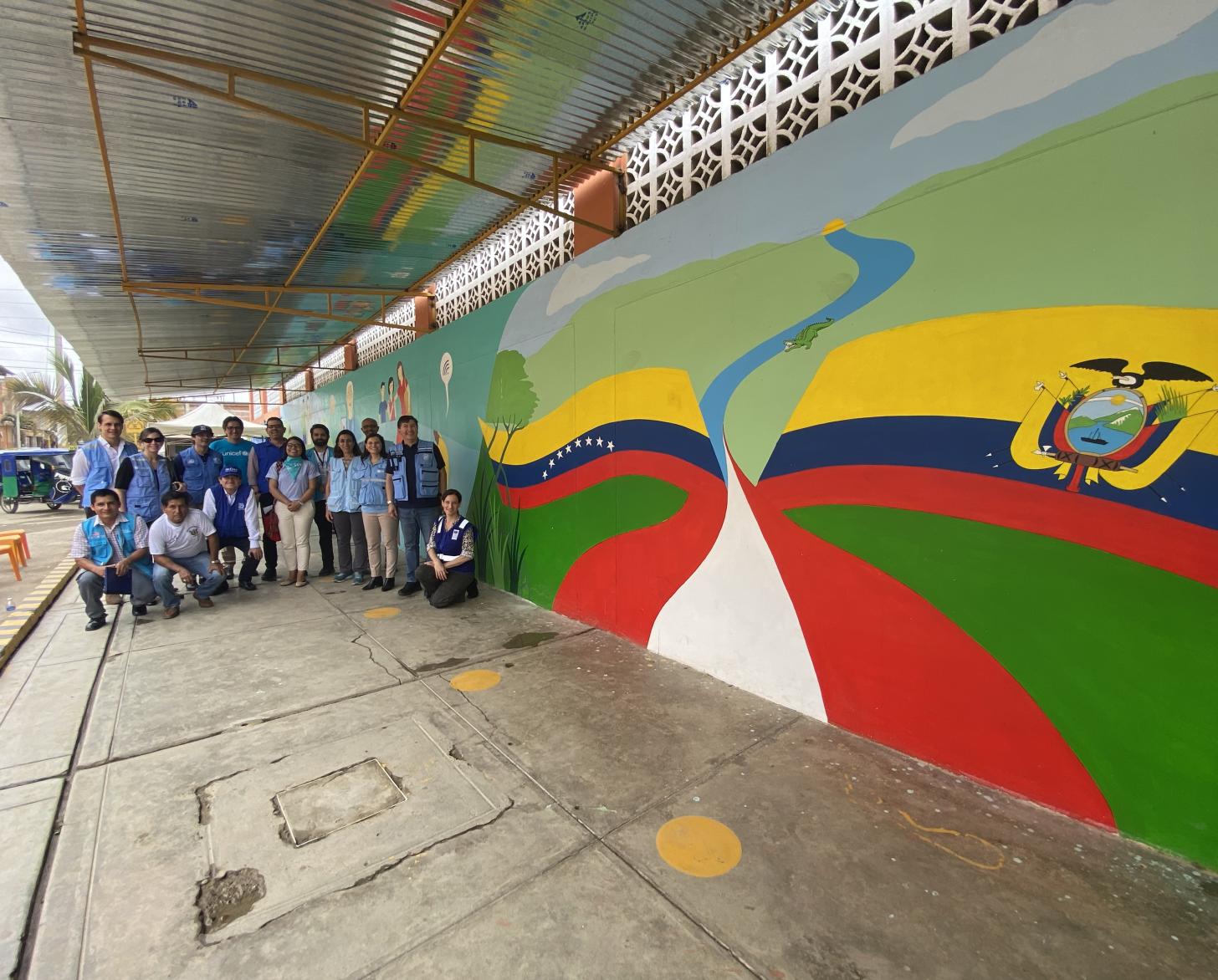 Miembros de una delegación internacional de las Naciones Unidas de pie frente al mercado 8 de Septiembre en Perú.