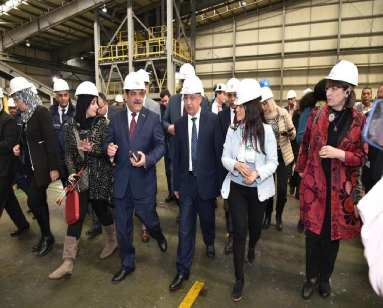 (من اليمين إلى اليسار) المُنسقة المُقيمة للأمم المتحدة، السيدة إلينا بانوفا، ووزيرة التعاون الدولي د. رانيا المشاط، ومحافظ الإسكندرية، اللواء محمد الشريف، يستمعون إلى شرح من مسؤولي مشروع استخدام محطات الطاقة الشمسية في عمليات التسخين في القطاع الصناعي داخل شركة سيدبك.