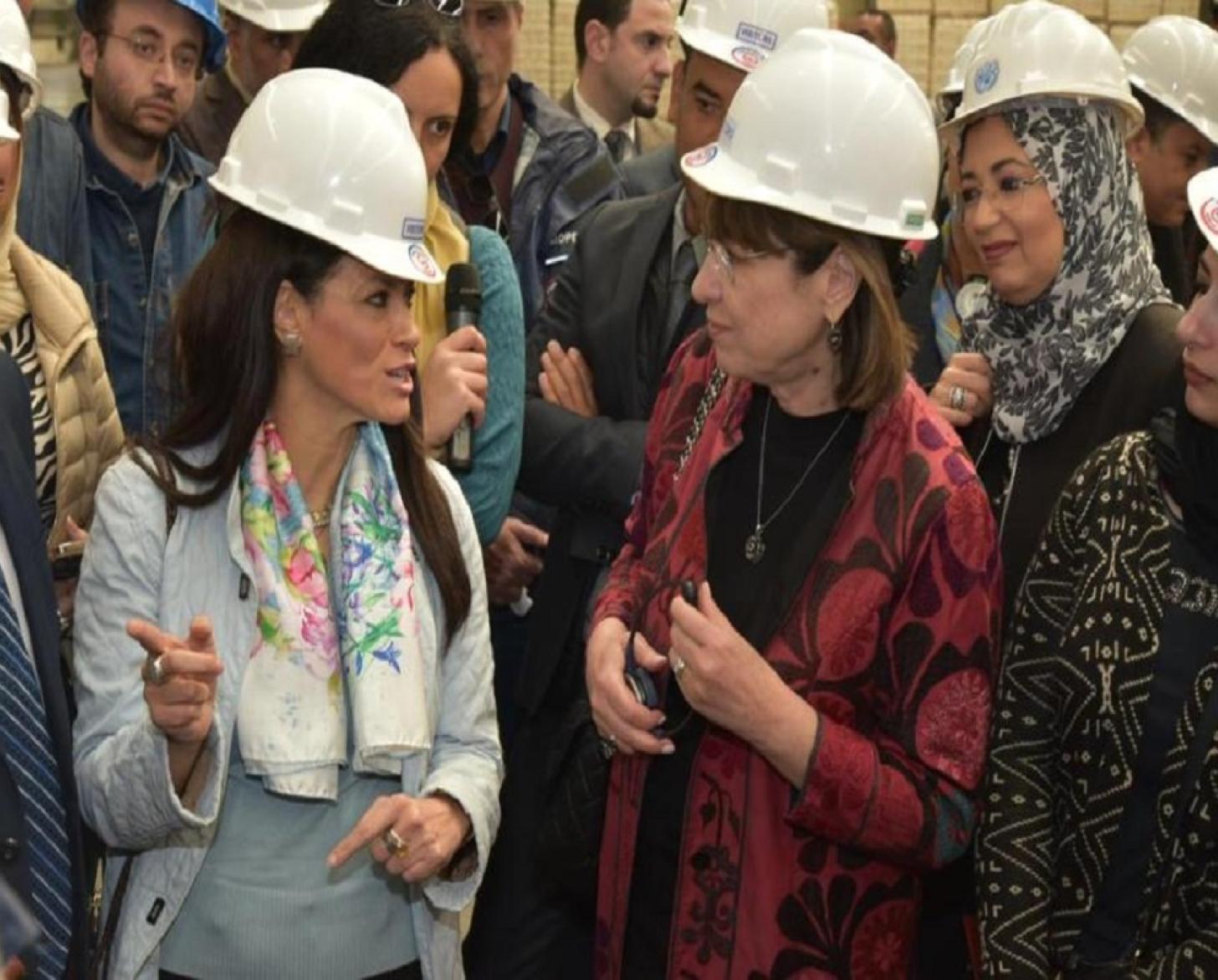 عنوان الصورة: المُنسقة المُقيمة للأمم المتحدة ووزيرة التعاون الدولي خلال الجولة داخل شركة سيدي كرير للبتروكيماويات - سيدبك. صورة: © UN Egypt