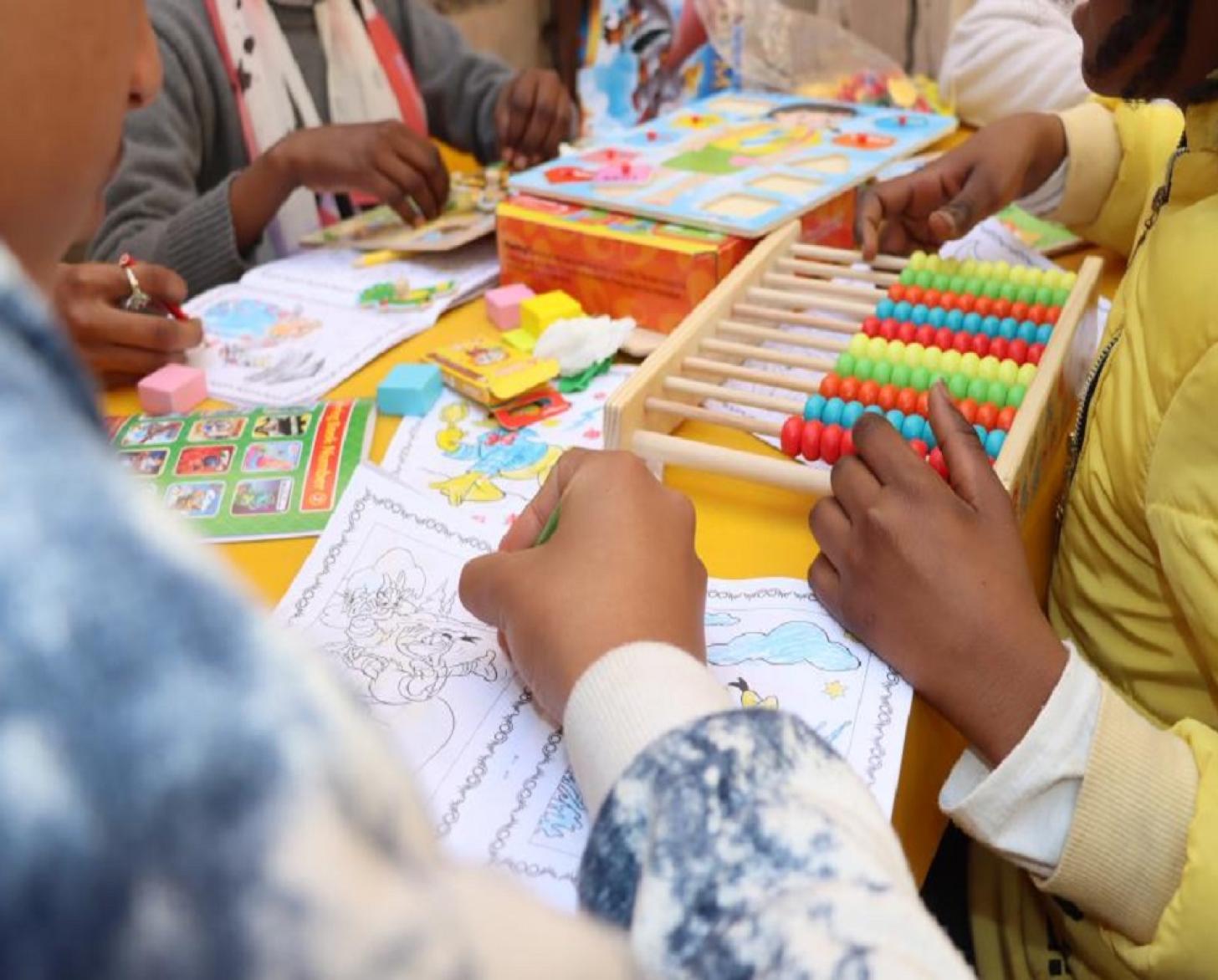 عنوان الصورة: أطفال يمارسون الرسم، داخل جمعية كاريتاس-الإسكندرية، ضمن الأنشطة والخدمات المتنوعة التي تشمل الحماية الاجتماعية والدعم النفسي والاجتماعي، وإتاحة فرصة تعليمية وتدريبية واقتصادية.