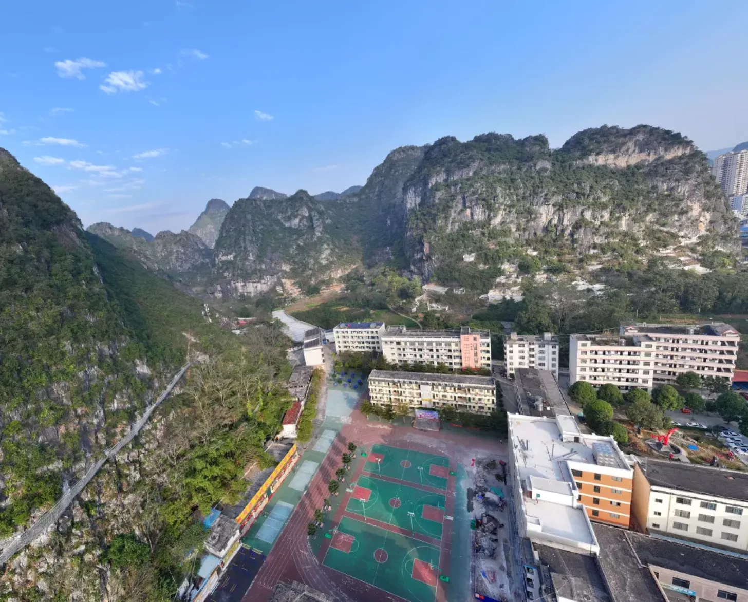 这是广西天等县华隆中学（2023年12月27日摄，无人机照片）。