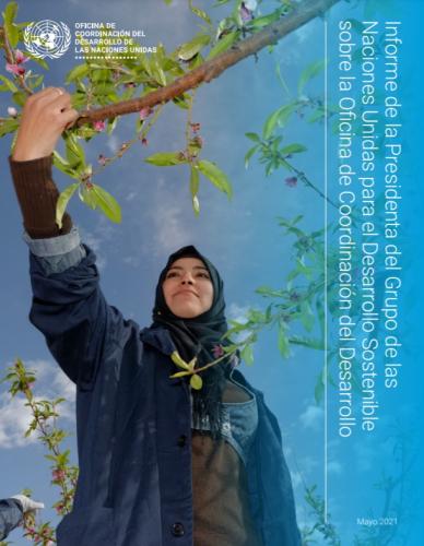 Portada del Informe 2021 de la Presidencia del Grupo de las Naciones Unidas para el Desarrollo Sostenible sobre la Oficina de Coordinación del Desarrollo. Se muestra un plano contrapicado de una mujer recolectando frutos en un árbol, con un cielo azul despejado en el fondo.