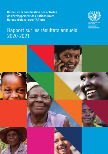 Page de couverture où figure le portrait de plusieurs hommes, femmes et enfants souriants sur fond uni bleu.